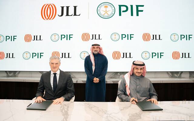 جانب من توقيع الصفقة