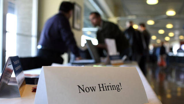 US weekly jobless claims fall to 207,000
