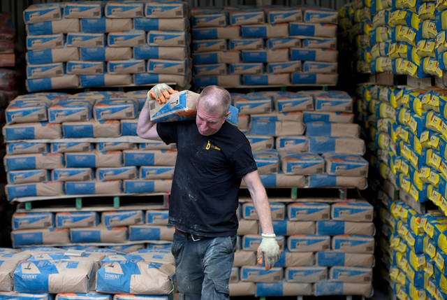 عامل يحمل شيكارة أسمنت - الصورة من أريبيان رويترز