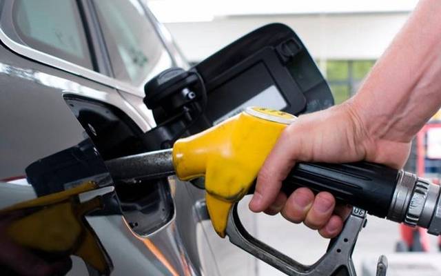 بعد هبوط النفط عالمياً بسبب كورونا.. 3 دول خليجية تخفض أسعار الوقود