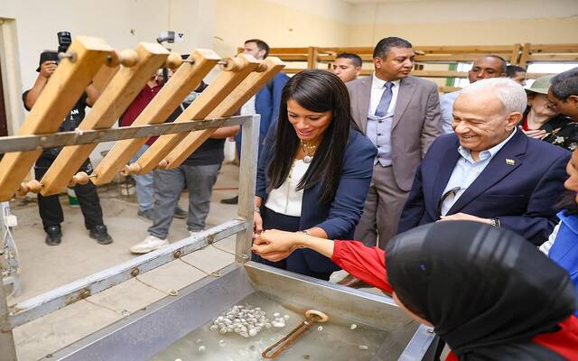 الدكتورة رانيا المشاط وزيرة التخطيط والتنمية الاقتصادية والتعاون الدولي بمصنع تربية ديدان القز وإنشاء الحرير الطبيعي
