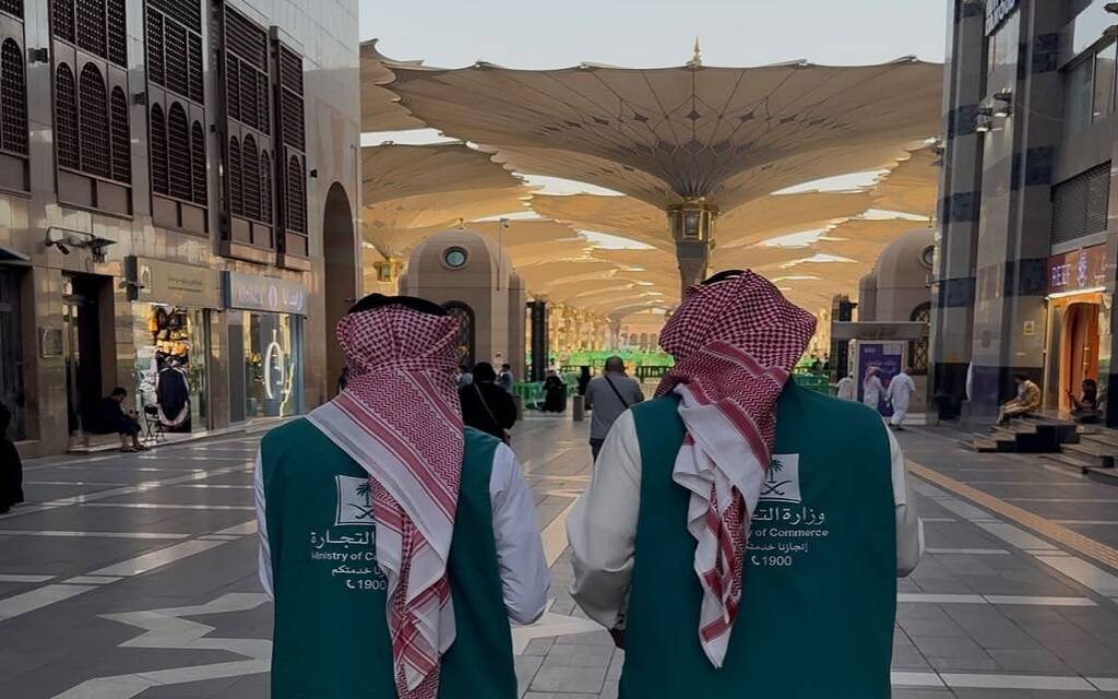 التجارة تواصل جولاتها الرقابية والتموينية بالمدينة المنورة مع توافد ضيوف الرحمن
