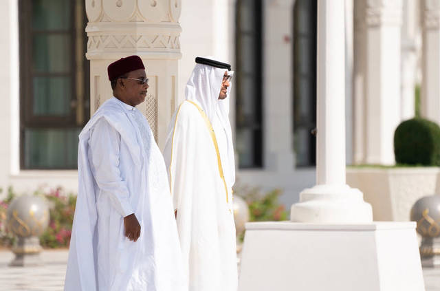 صور.. محمد بن زايد ورئيس النيجر يشهدان مراسم تبادل اتفاقيتين