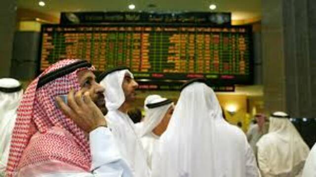 متعامل يتابع أسعار الأسهم، أرشيفية