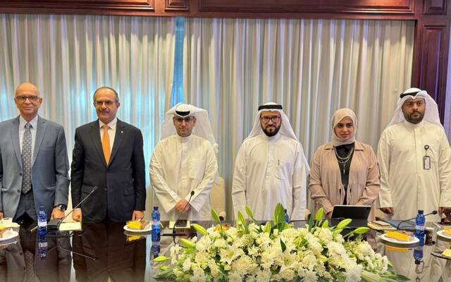 خلال الإعلان عن توقيع العقدين