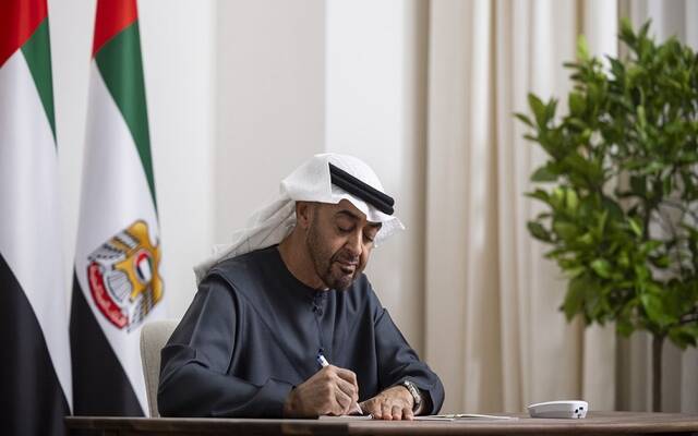 الشيخ محمد بن زايد آل نهيان رئيس دولة الإمارات خلال توقيع الاتفاقية عبر تقنية الاتصال المرئي