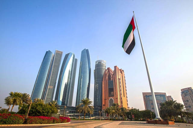 الإمارات تسمح بتجديد تأشيرة الزيارة حتى 6 أشهر بدون مغادرة
