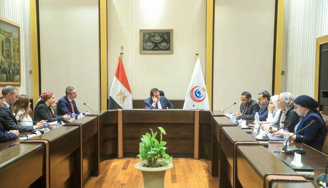 مصر تبحث مع شركة "فايزر" العالمية تعزيز تعاونها لدعم القطاع الصحي