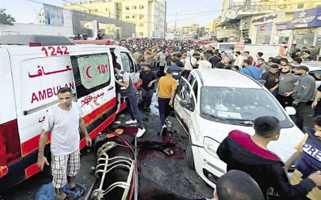 القاهرة الإخبارية: الأطباء يؤكدون وجود مئات الجثامين أمام محيط مجمع الشفاء بغزة