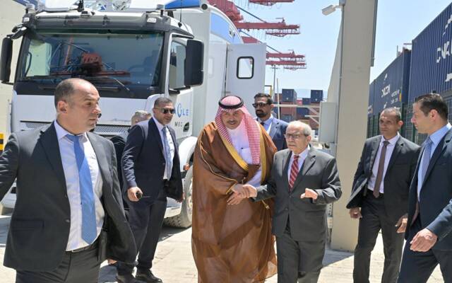 انطلاق أول حاوية لبنانية إلى جدة