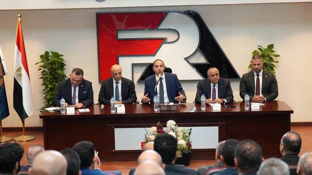 جانب من لقاء لبحث سبل تيسير إجراءات قيد وطرح الشركات الحكومية بالبورصة المصرية