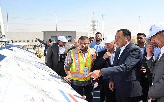 مدبولي يتفقد محطة الأتوبيس الترددي قرب المتحف الكبير بأتوبيسات كهربائية محلية