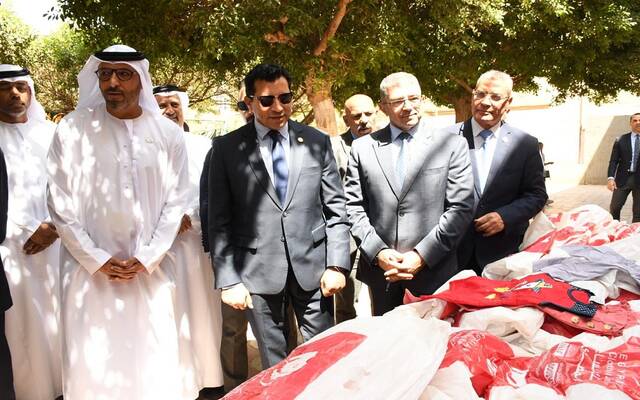 وزير الشباب والرياضة المصري خلال تنفيذ القوافل المجتمعية التي تنظمها الوزارة بالتعاون مع مؤسسة زايد العليا لأصحاب الهمم والشركة القابضة الإماراتية
