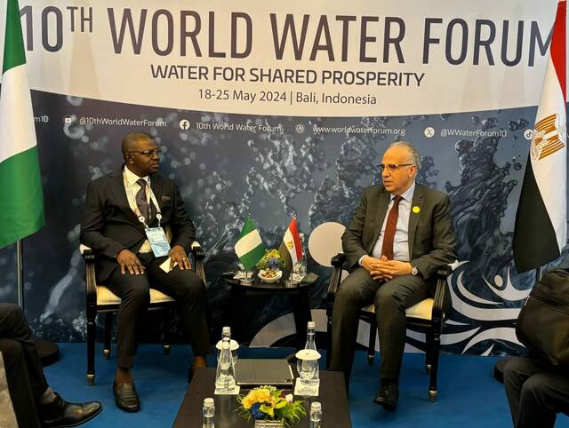 هانى سويلم وزير الموارد المائية والري في مصر وجوزيف اوتسيف وزير المياه النيجيري