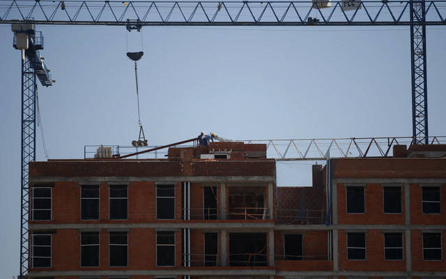 إنشاء المباني وأعمال الطرق أحد أنشطة جيران القابضة - الصورة من رويترز أريبيان آي