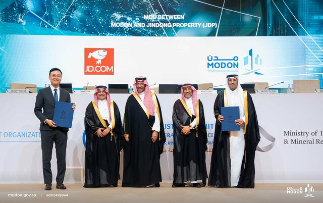 جانب من توقيع الاتفاقيات