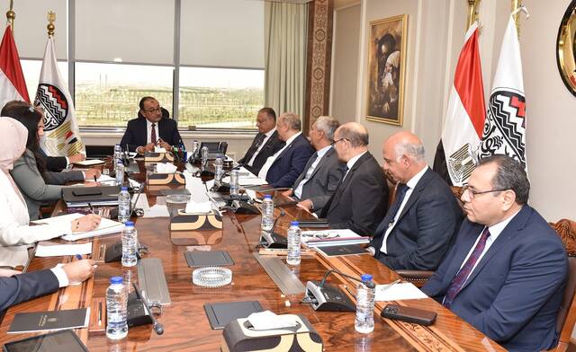 اجتماع محمد شيمي وزير قطاع الأعمال العام في مصر مع رؤساء الشركات القابضة التابعة للوزارة