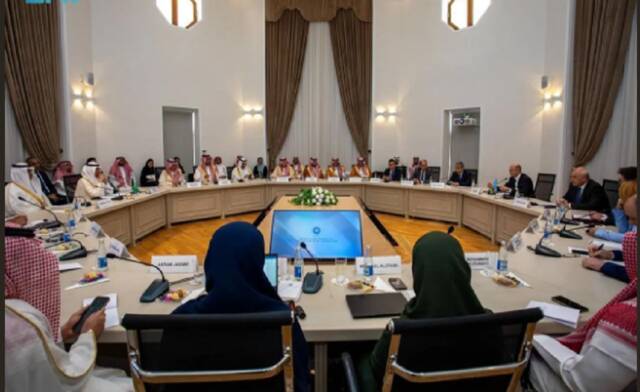 اجتماع الأمير عبدالعزيز بن سلمان بن عبدالعزيز وزير الطاقة مع نظيره في جمهورية أذربيجان برويز شهبازوف