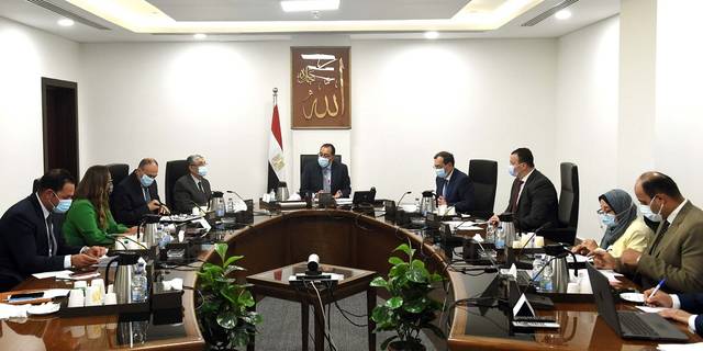 مصر.. مدبولي يتابع خطط الربط الكهربائي مع دول الجوار ويوجه بترشيد الاستهلاك
