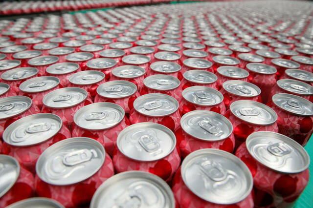 خط إنتاج لشركة المشروبات الغازية