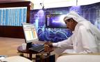 مستثمر يتابع التداولات ببورصة قطر