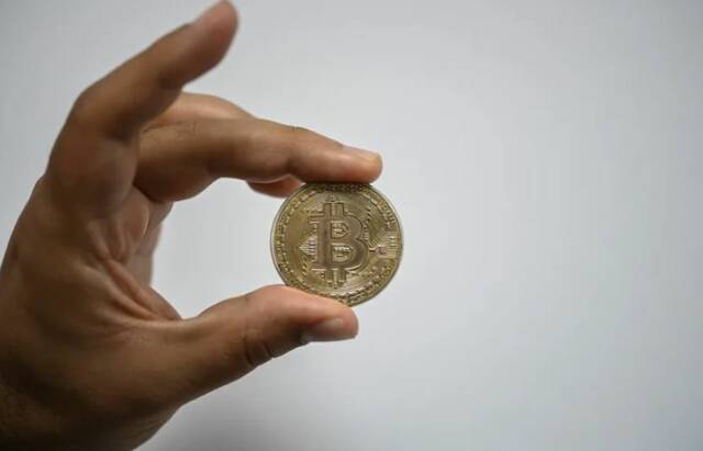 بيتكوين تهبط إلى 81 ألف دولار