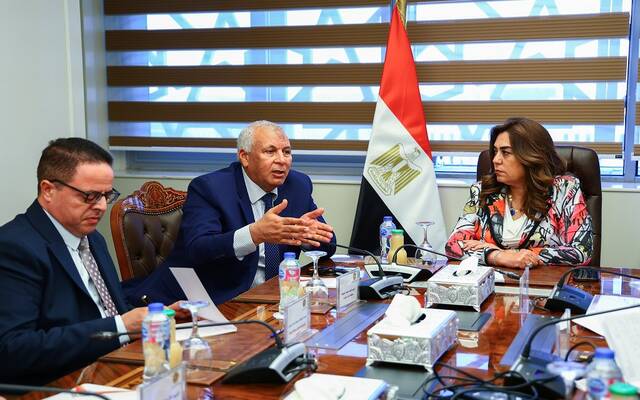 مصر.. التنمية المحلية تتابع خطوات تدشين مركز إنتاج الحرير الطبيعي بالوادي الجديد