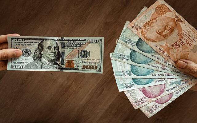 الليرة التركية تتراجع بشكل حاد بعد زيادة كبيرة في عجز الموازنة