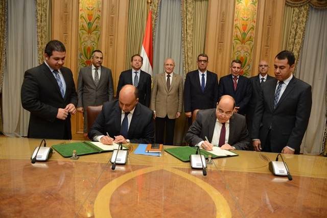 جانب من توقيع البروتوكول