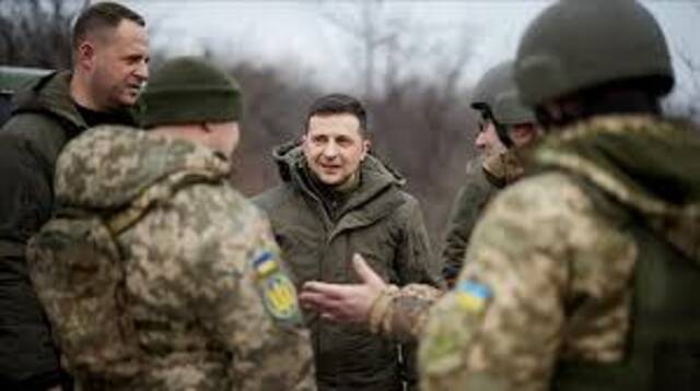 صورة أرشيفية لرئيس أوكرانيا فلاديمير زيلينسكي وسط جنود