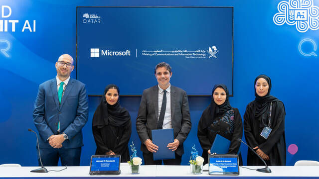 جانب من التوقيع