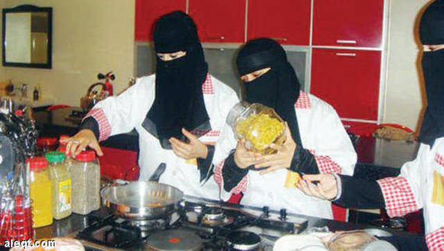 سعوديات ينافسن المحال المتخصصة في «صناعة الحلويات»