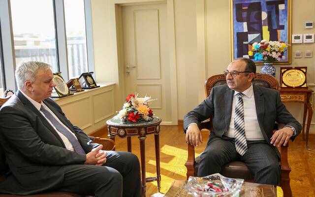 محمد شيمي وزير قطاع الأعمال ويورجن شولتس سفير جمهورية ألمانيا الاتحادية لدى مصر