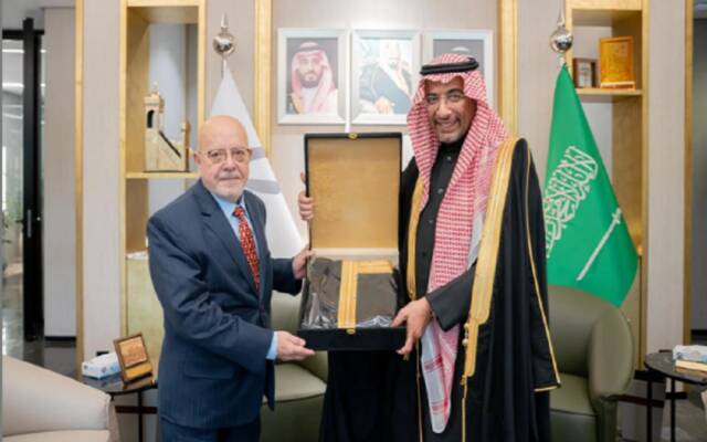 وزير الصناعة والثروة المعدنية بندر بن إبراهيم الخريّف مع وزير الاقتصاد والصناعة في الجمهورية العربية السورية الدكتور نضال الشعار