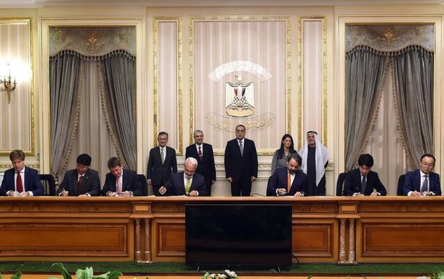 "أيميا باور" توقع اتفاقيات بقيمة 1.1 مليار دولار لإقامة محطتي طاقة متجددة في مصر