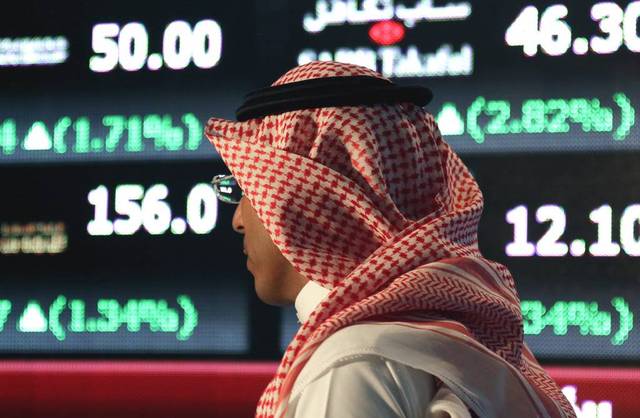 متعامل يتابع الأسعار بسوق الأسهم السعودية - تداول