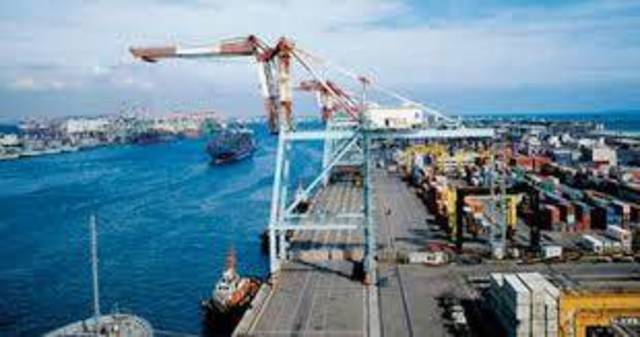 ميناء سفاجا يستقبل 26 شاحنة بضائع و124 سيارة من المملكة