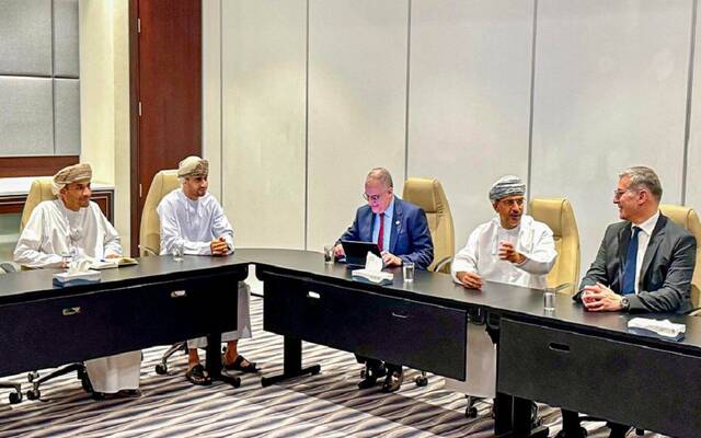 المهندس كريم بدوي وزير البترول والثروة المعدنية المصري مع بالمهندس محسن الحضرمى وكيل وزارة الطاقة والمعادن ورئيس شركة تنمية نفط عمان