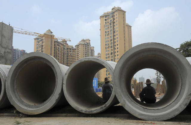 صفقة "صناعات مواد البناء" وراء إيقاف التعامل على "القابضة الكويتية" و"جنوب الوادي"