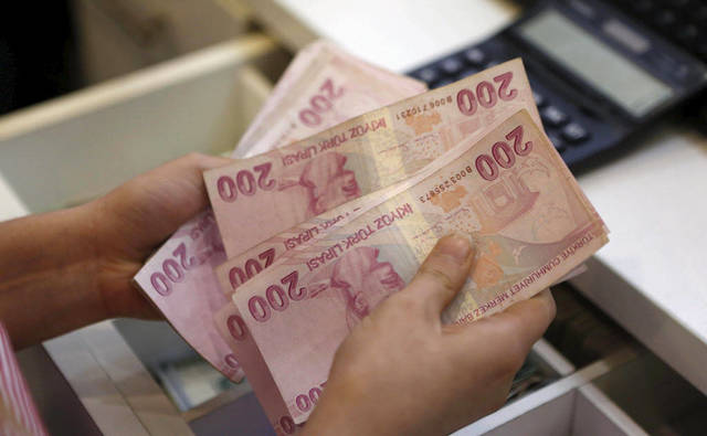 الليرة التركية تهبط أمام الدولار لأدنى مستوى في 10 أشهر