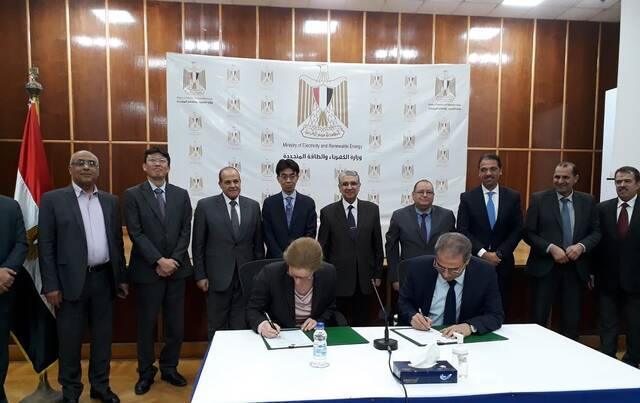 توقيع عقد بين شركة سيمنس والشركة القابضة لكهرباء مصر