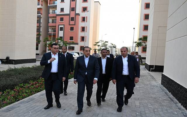 مصطفى مدبولي رئيس مجلس الوزراء المصري خلال جولة بمدينة حدائق العاصمة