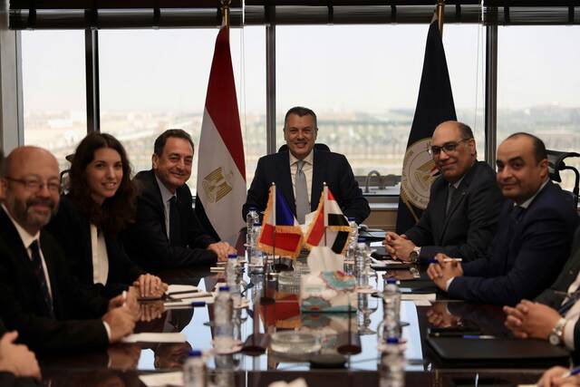 الوزير المصري مع السفير الفرنسي في القاهرة
