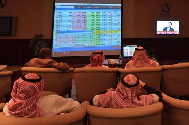 متعاملون  يتابعون أسعار الأسهم السعودية