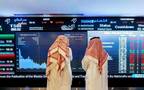متداول يتابعون أسعار الأسهم السعودية، أرشيفية