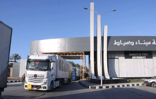أثناء استقبال الشاحنات