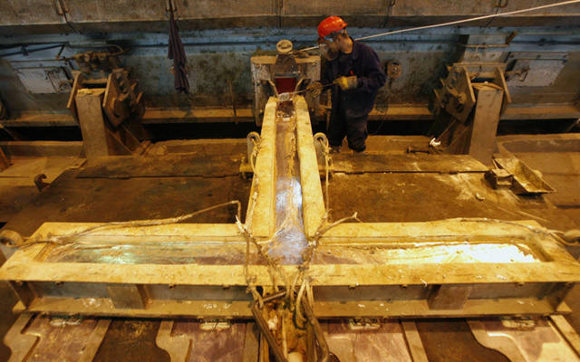 سكب الحديد الخام والمعادن الأخرى أحد أنشطة الشركة - الصورة من رويترز أريبيان آي