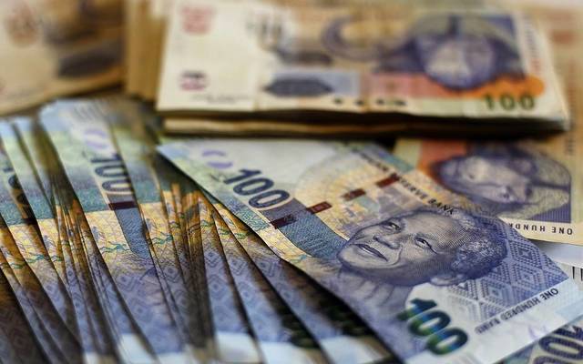 الراند الجنوب أفريقي يتهاوى 2% مع تكهنات بإقالة وزير المالية