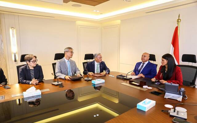 كامل الوزير وزير الصناعة ورانيا المشاط وزيرة التخطيط  وكيم يونج هيون سفير جمهورية كوريا الجنوبية بالقاهرة