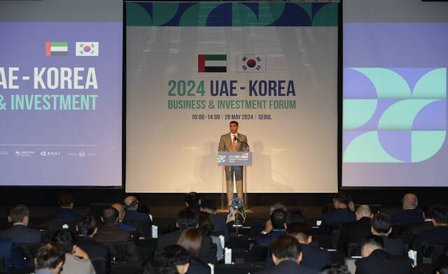 ثاني بن أحمد الزيودي وزير دولة للتجارة الخارجية خلال منتدى الأعمال الإماراتي الكوري
